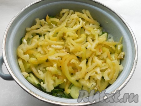 Затем - нарезанный соломкой сладкий болгарский перец.
