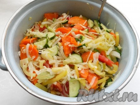 Салат аккуратно перемешать, дать закипеть и варить на небольшом огне 5-7 минут.