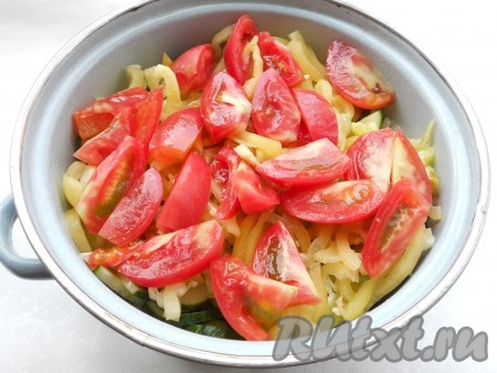 И последний, верхний слой, - нарезанные дольками свежие помидоры.
