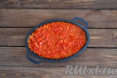 Помидоры для соуса лучше очистить от кожуры, поэтому на 2-3 помидорах нужно сделать крестовые надрезы, обдать кипятком и снять шкурку. Нарезать очищенные помидоры мелкими кубиками и выложить в сковороду к луку и перцу. Добавить по вкусу соль. Помешивая, выпаривать всю жидкость из соуса на небольшом огне в течение 10-15 минут. Приготовленный соус снять с огня и дать немного остыть.