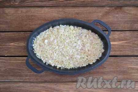Для приготовления соуса мелко нарезать очищенный лук и выложить его на сковороду, разогретую с двумя столовыми ложками масла, обжарить, иногда помешивая, до прозрачности.
