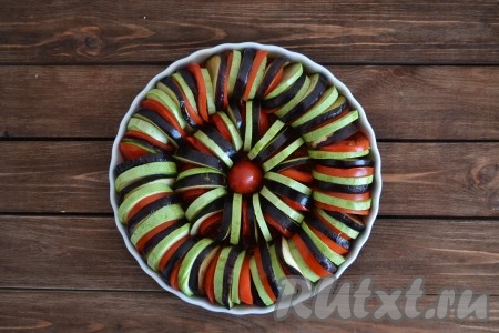 Сверху на соус выложить, чередуя между собой, кабачки, помидоры и баклажаны.
