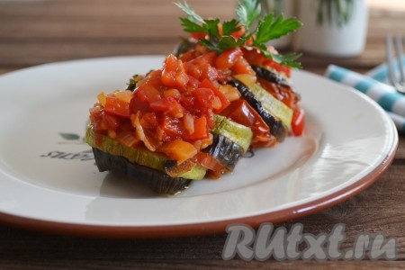 Оставить рататуй на 10 минут, затем можно подавать на стол.
