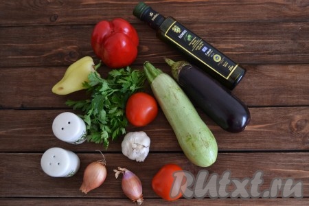 Подготовим все необходимые ингредиенты для приготовления рататуя из кабачков, баклажанов и помидоров в духовке