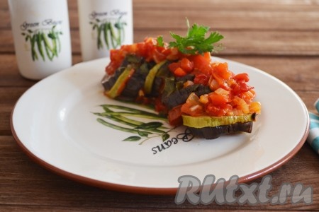 Рататуй, приготовленный из кабачков, баклажанов и помидоров в духовке, получается очень сочным, ароматным и вкусным. Он отлично впишется в повседневное меню и в качестве гарнира, и в качестве самостоятельного блюда.
