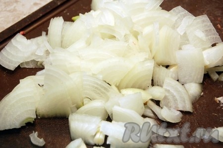 Очистить и нарезать репчатый лук.
