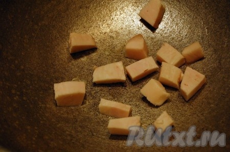 Нарезать курдючное сало небольшими кусочками (можно взять и другой жир или растительное масло) и потопить его в казане.