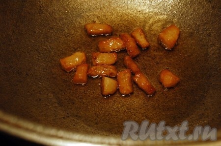 После того как из сала вытопится жир, шкварки нужно удалить.