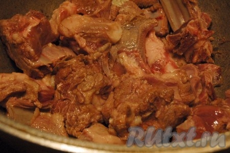 В горячий жир опустить бараньи ребрышки, закрыть крышкой и готовить, не открывая крышку, 30 минут на небольшом огне. Не перемешивать (в принципе, курдючного сала вполне достаточно, чтобы рёбрышки не пригорели, если готовите на масле, то можно добавить немного воды).