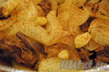 Через 45 минут добавить соль, зубчики чеснока (целиком), лавровый лист, посыпать красным и чёрным молотыми перцами.