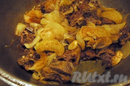 Перемешать и тушить бараньи ребрышки с луком ещё 20 минут.