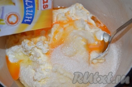 Для приготовления начинки творог тщательно перемешиваем с яйцами, сахаром и ванилином.
