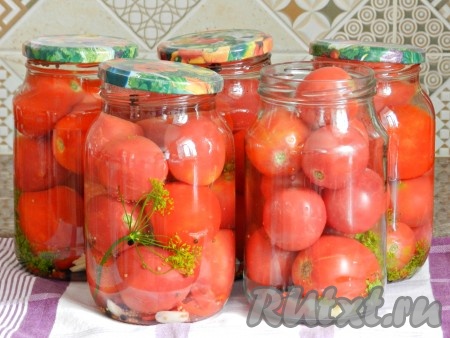 Вскипятить воду, залить все банки с помидорами до верха, прикрыть простерилизованными крышками, не закручивая. Оставить на 30 минут.
