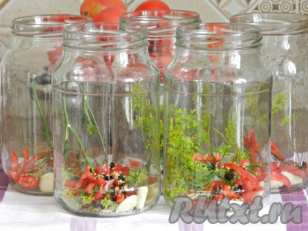 В чисто вымытые и простерилизованные банки разложить зонтики укропа, чеснок, красный острый перец, сухие зерна горчицы, черный перец, душистый перец и зерна кориандра.
