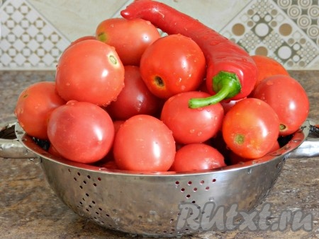 Помидоры вымыть, удалить плодоножки.