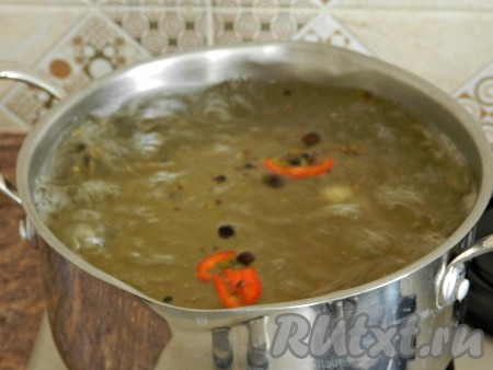 Затем слить воду из банок в кастрюлю. Измерить количество воды. Внутри моей кастрюли имеются деления, у меня получилось 2,5 литра воды. Чем плотнее будут заполнены банки помидорами, тем меньше будет воды, и наоборот. Добавить соль и сахар, исходя из указанных пропорций. Довести рассол до кипения и полного растворения соли и сахара. Влить уксус, снова вскипятить.&nbsp;
