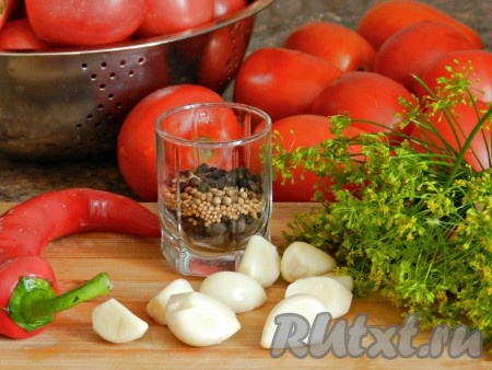 Подготовить специи, чеснок очистить и нарезать пластинками. Красный острый перец очистить от семян и нарезать соломкой.
