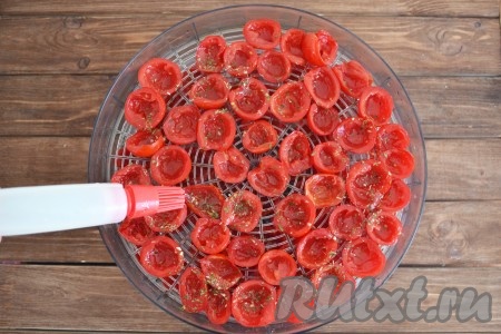 Это можно делать или вот такой щеточкой или обычным шприцом - по капельке добавляя масло и травы в каждую половинку помидора.