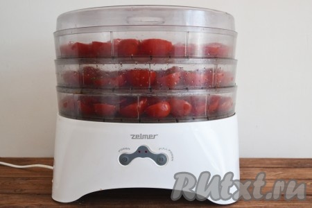 Когда все поддоны заполнены, включаем электросушилку на 5-7 часов. Время приготовления будет зависеть от сорта помидоров. Чем они крупнее и сочнее, тем и времени понадобится больше. Готовность вяленых помидоров можно проверить нажатием на него пальцем - если сок не выделяется - помидоры готовы. Но пересушивать не нужно!