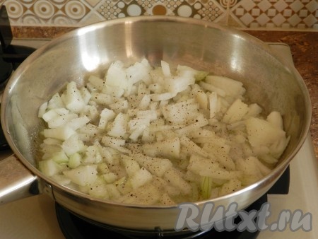В сковороду налить масло, выложить лук, посолить, поперчить и обжарить, иногда помешивая, до золотистого цвета.
