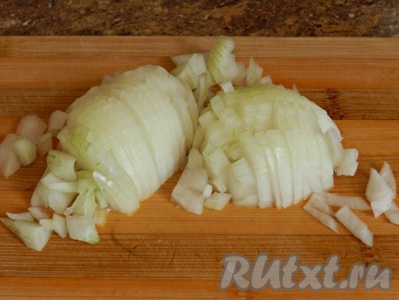 Нарезать лук кубиками.