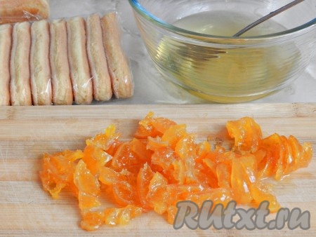 Мандариновый сироп разбавить охлажденной кипяченой водой (количество воды регулируйте по своему вкусу). 2-3 консервированных мандарина нарезать на небольшие кусочки.
