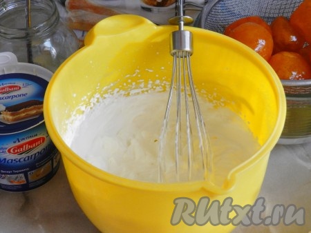 Сливки взбить с сахарной пудрой до густоты, затем добавить маскарпоне и перемешать получившийся крем до однородности.
