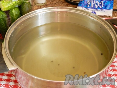 Затем слить воду в кастрюлю, определив ее количество. Добавить в воду соль и сахар, согласно указанных пропорций. Поставить на огонь, довести до кипения. Затем влить уксус и вскипятить. 