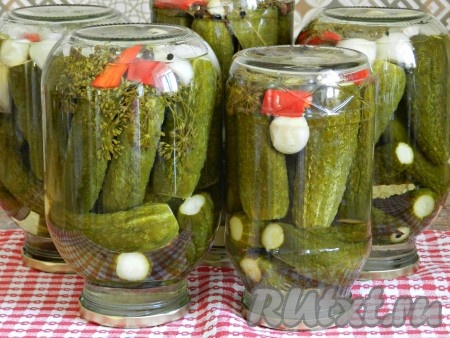 Рассол залить в банки с огурцами, сразу же закрутить крышками. Перевернуть банки в верх дном на полотенце, укрыть одеялом и оставить до полного остывания. Затем убрать для хранения.