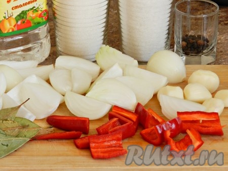 Лук разрезать на четвертинки, чеснок разделить на зубчики (у меня был очень крупный чеснок, 3 зубчика на головку). Красный перец нарезать кусочками.
