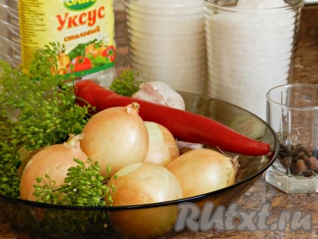 Очистить лук и чеснок. Красный перец очистить от семян.
