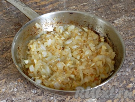 Когда лук зарумянится, добавить чеснок и обжарить вместе еще 5 минут, иногда помешивая.
