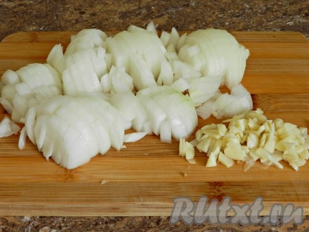 Лук нарезать кубиками, чеснок мелко нарубить.