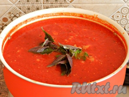 А также веточки свежего базилика. Пробуйте соус в процессе приготовления, чтобы вам было достаточно соли, сахара и специй.
