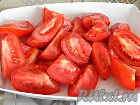 Помидоры нарезать на четвертинки, удалить плодоножку.

