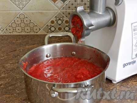 Помидоры с болгарским и острым перцами пропустить через мясорубку.
