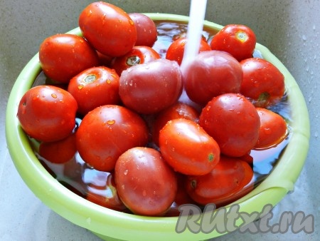 Помидоры вымыть под проточной водой.