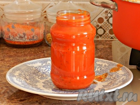 Горячий соус разлить по стерилизованным банкам, закрутить крышками, остудить и убрать для хранения.
