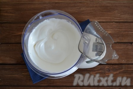 Продолжаем взбивать, пока сахар не растворится. Белковая масса должна стать очень густой.
