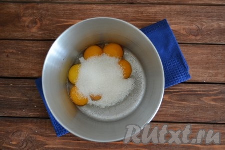 К желткам всыпаем половину сахара. 