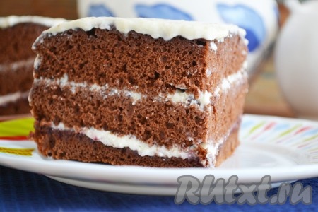 Торт, приготовленный на основе шоколадного бисквита, испеченного в мультиварке, получился очень вкусным.
