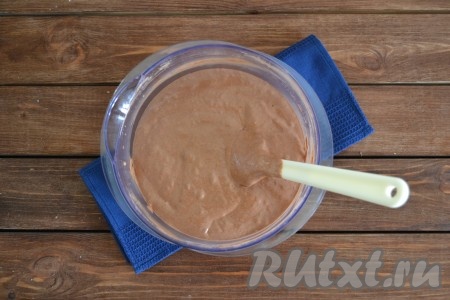 Тесто для шоколадного бисквита должно получиться однородным, без комочков.
