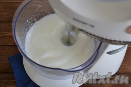 Взбиваем белки миксером на высокой скорости в пышную массу.
