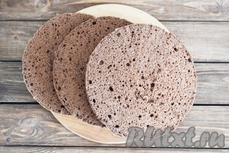 Для приготовления торта я разрезала бисквит на 3 части.
