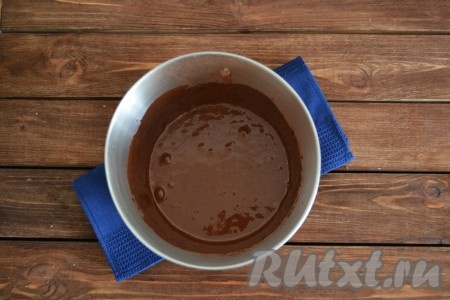 На высокой скорости миксера взбиваем желтки с сахаром и какао в однородную массу. Сахар должен полностью растаять.
