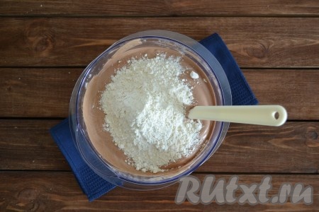 Всыпаем муку в получившееся тесто и продолжаем аккуратно перемешивать.