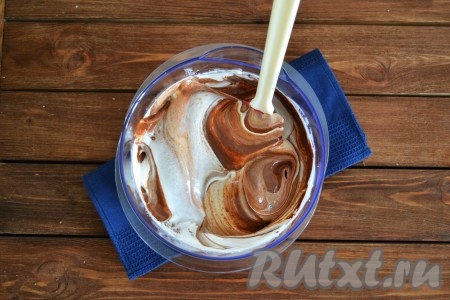 И очень аккуратно с помощью силиконовой лопатки начинаем перемешивать белковую и шоколадную массы движениями "вверх-вниз".
