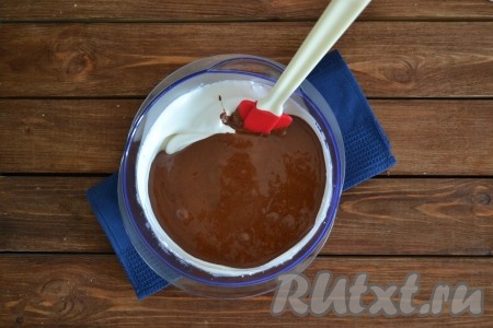 Соединяем белковую и шоколадную массы.
