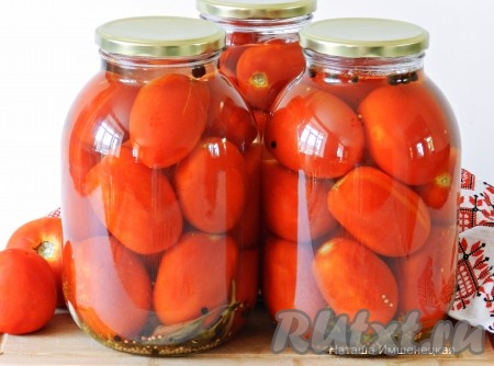 Пряные, вкусные помидоры, маринованные с базиликом на зиму, готовы.
