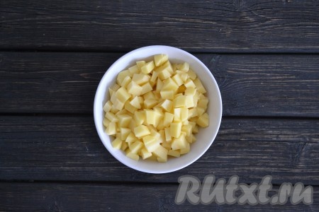 Очищенный картофель нарезаем небольшими кубиками.
